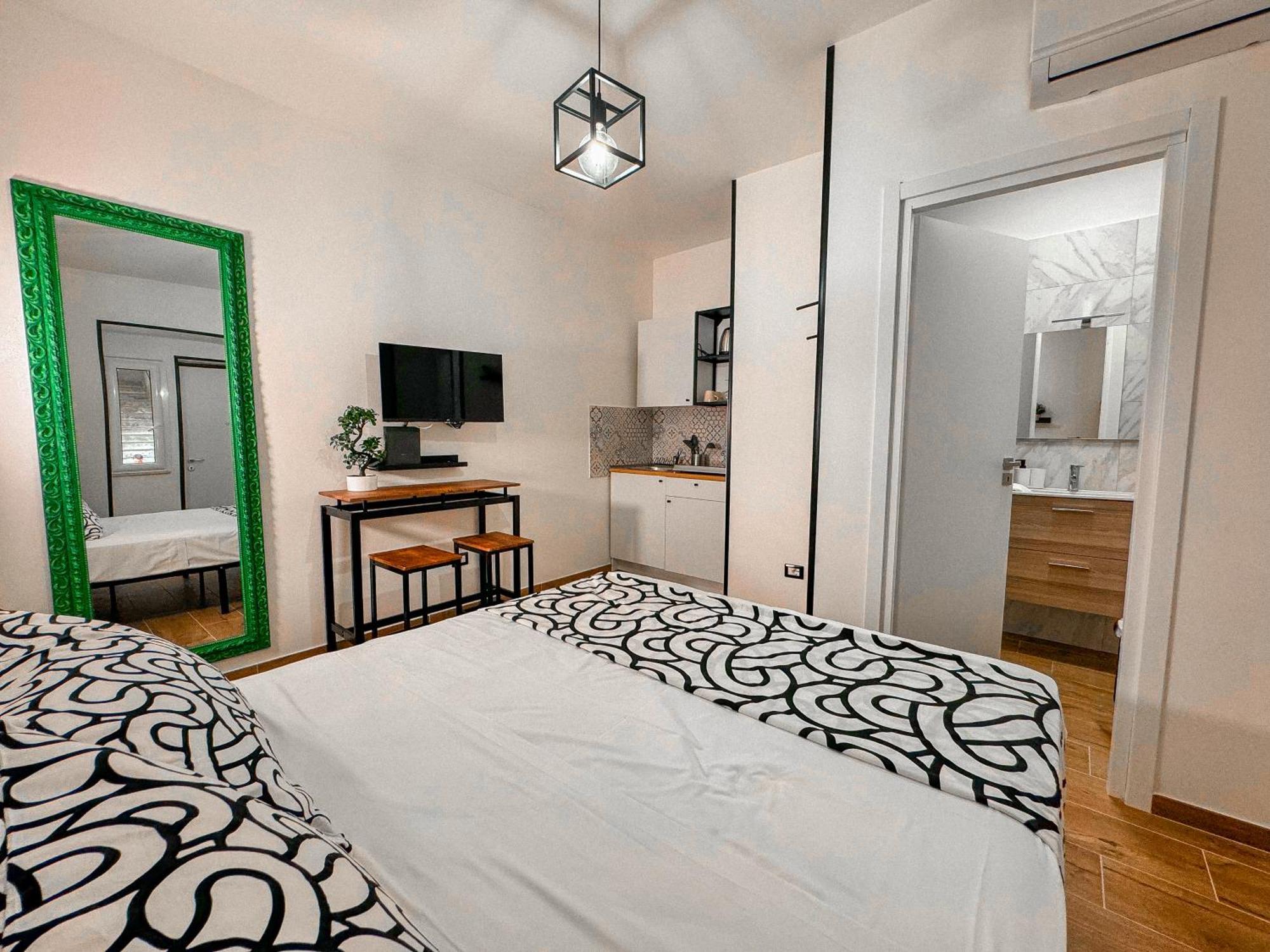 The Quarters Naples Apartments Экстерьер фото