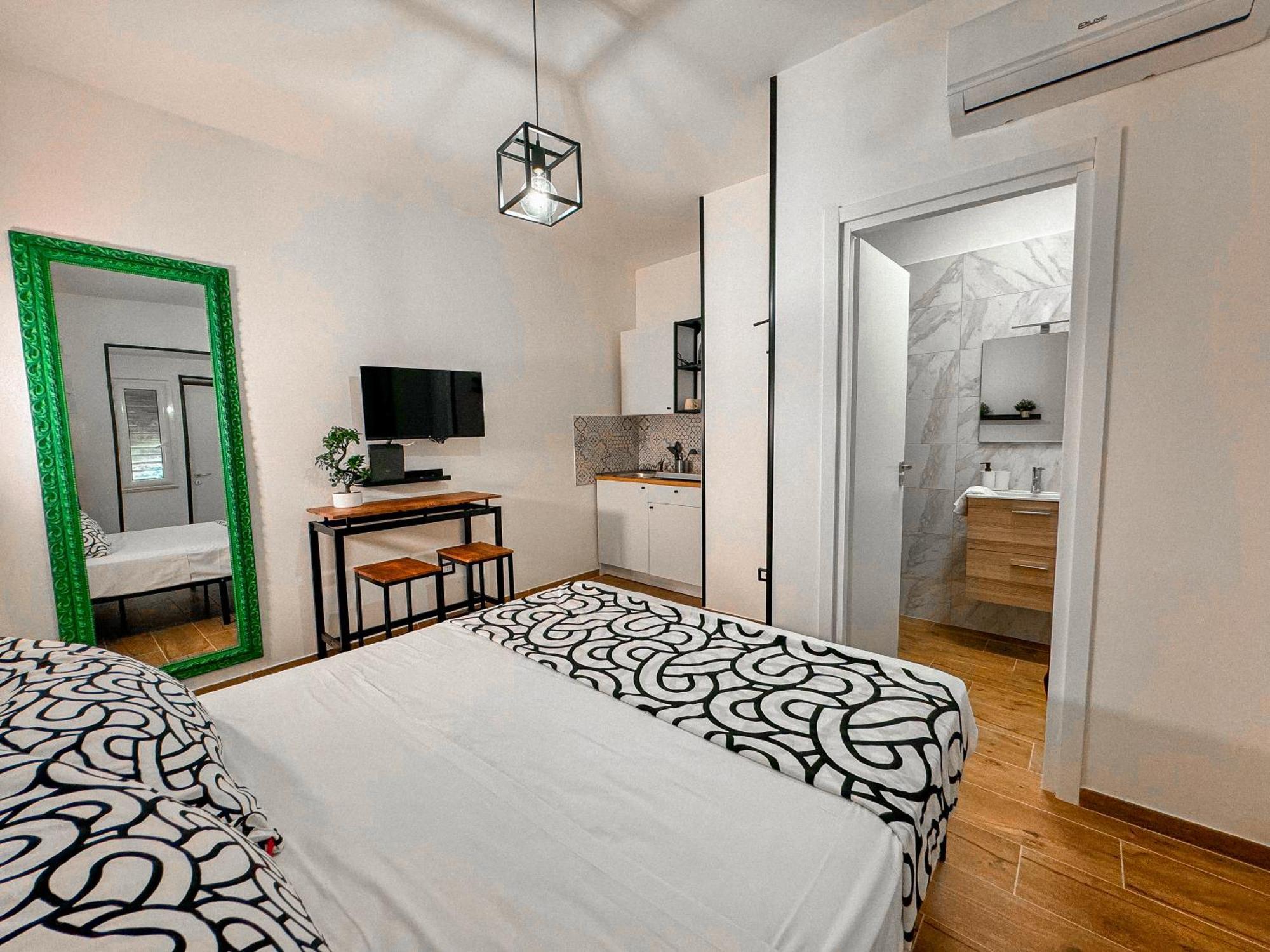 The Quarters Naples Apartments Экстерьер фото